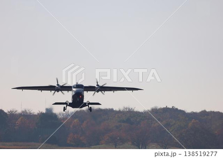 調布飛行場を飛び立つ小型プロペラ旅客機 調布飛行場を飛び立つ小型プロペラ旅客機 138519277