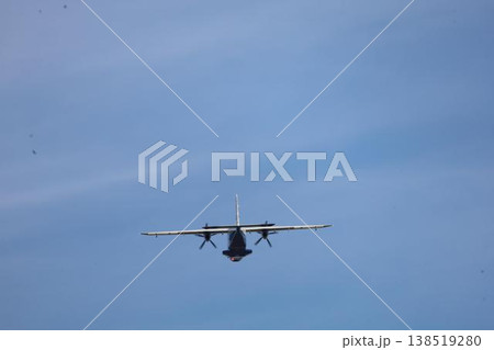 大空に飛び立つ飛行機を見送る 138519280