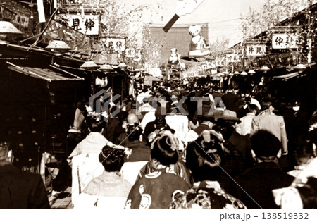 古写真 1956年 東京 浅草 仲見世商店街の正月の風景 古写真 1956年 東京 浅草 仲見世商店街の正月の風景 138519332