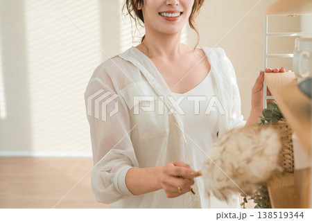 ほこり取り,ウールダスターで収納棚の埃を払う女性 ほこり取り,ウールダスターで収納棚の埃を払う女性 138519344