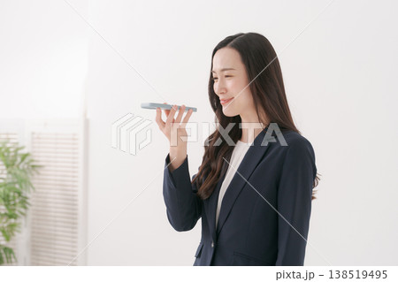 スマホで音声入力をする女性 138519495