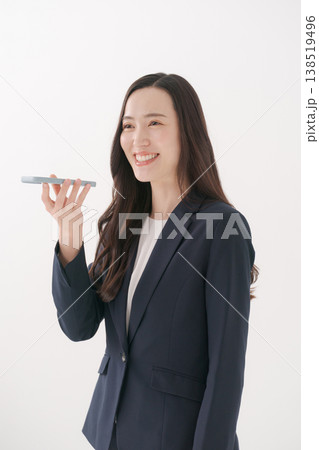 スマホで音声入力をする女性 138519496