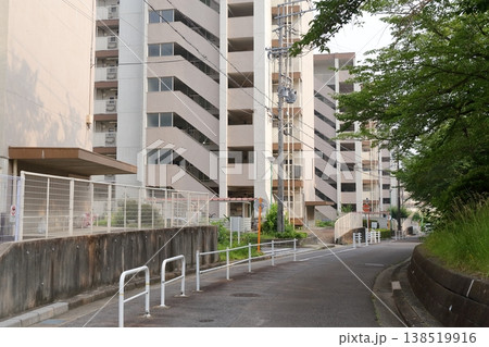 集合住宅、規則的に並ぶベランダが特徴的なコンクリート造のマンション 集合住宅、規則的に並ぶベランダが特徴的なコンクリート造のマンション 138519916
