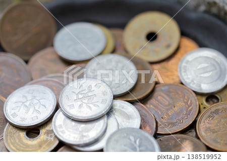 日本の硬貨　使い込まれたコイン 138519952