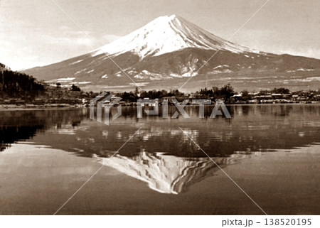 古写真　1957年　山梨県　河口湖から望む富士山 138520195