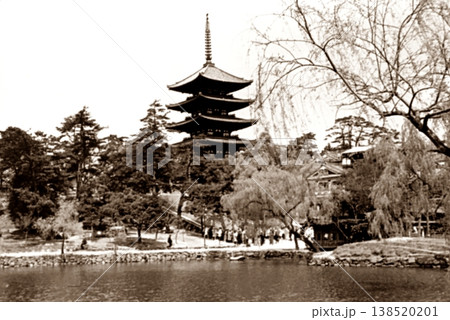 古写真 1957年 奈良公園の猿沢池と興福寺五重塔 古写真 1957年 奈良公園の猿沢池と興福寺五重塔 138520201