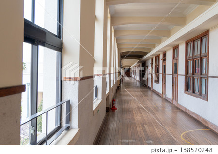 誰もいない小学校の校舎内 誰もいない小学校の校舎内 138520248