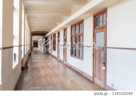 廃校になった小学校の廊下 138520249