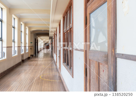 レトロな学校の廊下 レトロな学校の廊下 138520250