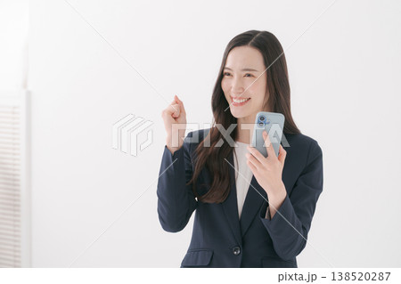 スマホを持つスーツの女性 138520287