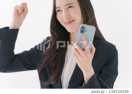 スマホを持つスーツの女性 138520289
