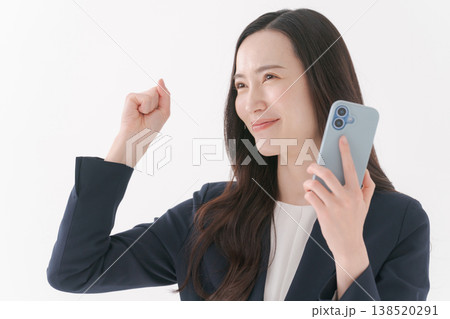 スマホを持つスーツの女性 138520291