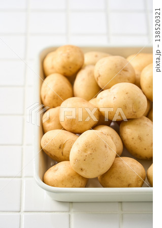 新じゃがいも 調理バットに並べた調理前の春野菜 138520321