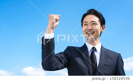 トイレの修理をする作業員の手元 138520530