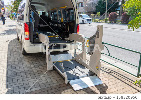 車いす用の乗降ハッチが開いた福祉車両 車いす用の乗降ハッチが開いた福祉車両 138520950