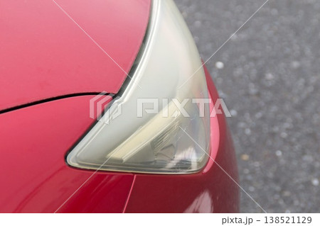 乗用車のヘッドライトの黄ばみ  138521129