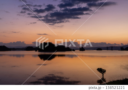 沖縄県国頭郡今帰仁村湧川 沖縄本島と屋我地島に囲まれた羽路内海に映り込む朝焼け空の水鏡 沖縄県国頭郡今帰仁村湧川 沖縄本島と屋我地島に囲まれた羽路内海に映り込む朝焼け空の水鏡 138521221