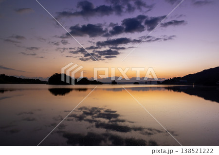 沖縄県国頭郡今帰仁村湧川 沖縄本島と屋我地島に囲まれた羽路内海に映り込む朝焼け空の水鏡 沖縄県国頭郡今帰仁村湧川 沖縄本島と屋我地島に囲まれた羽路内海に映り込む朝焼け空の水鏡 138521222