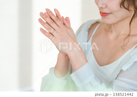 ハンドクリームを塗る日本人女性（スキンケア） 138521442