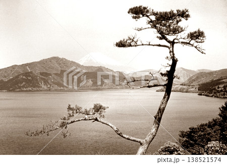 古写真　1961年　箱根公園から望む芦ノ湖と富士山 138521574