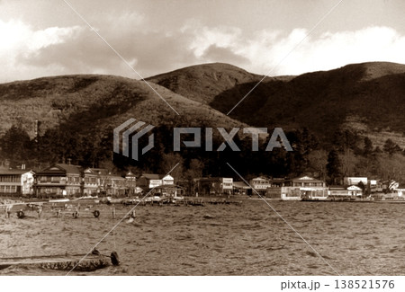 古写真　1961年　箱根　芦ノ湖畔の街並み 138521576