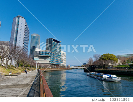 大阪市中央区城見 城見緑道から見る高層ビルと水上バス 138521892