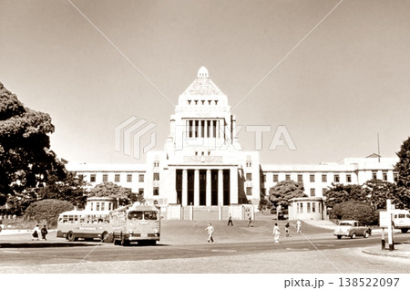 古写真 1956年 東京 国会議事堂前の風景 古写真 1956年 東京 国会議事堂前の風景 138522097