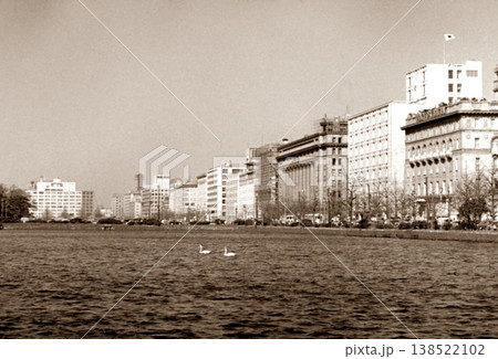 古写真 1962年 東京 日比谷の外濠と日比谷通り沿いの街並み 古写真 1962年 東京 日比谷の外濠と日比谷通り沿いの街並み 138522102