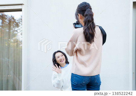 縁側で母を撮る仲良し母娘のポートレート 138522242