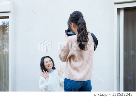 縁側で母を撮る仲良し母娘のポートレート 138522243