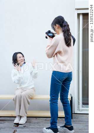 縁側で母を撮る仲良し母娘のポートレート 138522244