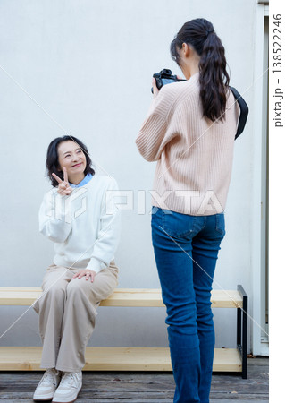 縁側で母を撮る仲良し母娘のポートレート 138522246