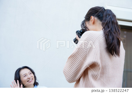 縁側で母を撮る仲良し母娘のポートレート 138522247
