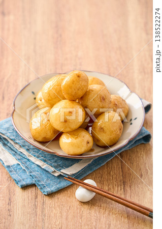 新じゃがの煮っ転がし 皮付きのまま甘辛く煮た春の副菜 新じゃがの煮っ転がし 皮付きのまま甘辛く煮た春の副菜 138522274