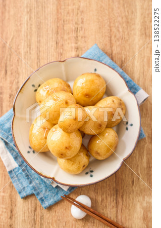 新じゃがの煮っ転がし 皮付きのまま甘辛く煮た春の副菜 新じゃがの煮っ転がし 皮付きのまま甘辛く煮た春の副菜 138522275
