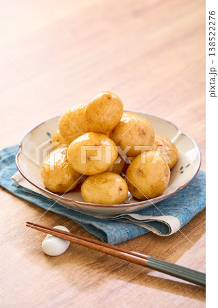 新じゃがの煮っ転がし 皮付きのまま甘辛く煮た春の副菜 138522276