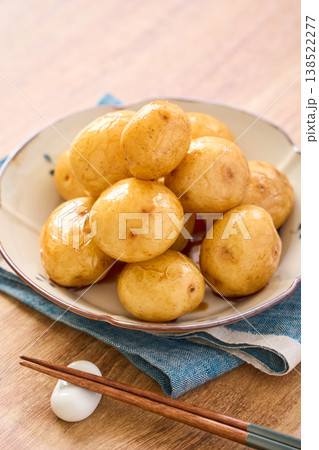 新じゃがの煮っ転がし 皮付きのまま甘辛く煮た春の副菜 138522277