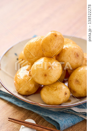 新じゃがの煮っ転がし 皮付きのまま甘辛く煮た春の副菜 新じゃがの煮っ転がし 皮付きのまま甘辛く煮た春の副菜 138522278