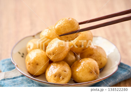 新じゃがの煮っ転がし 皮付きのまま甘辛く煮た春の副菜 138522280