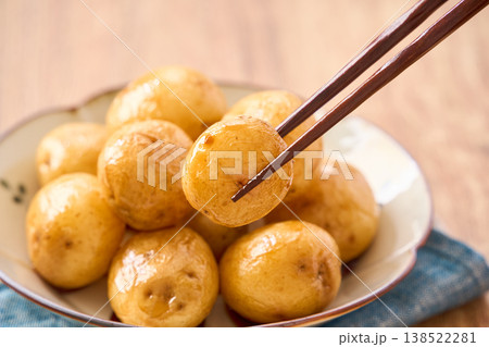 新じゃがの煮っ転がし 皮付きのまま甘辛く煮た春の副菜 138522281
