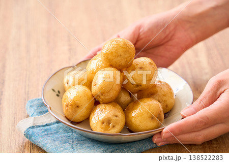新じゃがの煮っ転がし 皮付きのまま甘辛く煮た春の副菜 138522283