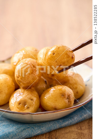 新じゃがの煮っ転がし 皮付きのまま甘辛く煮た春の副菜 138522285