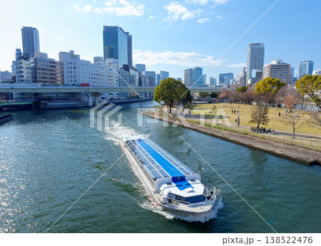 大阪市 中之島公園 芝生広場前を航行する水上バス 大阪市 中之島公園 芝生広場前を航行する水上バス 138522476