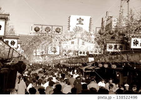 古写真　1962年　東京　浅草　仲見世商店街の正月の風景 138522496