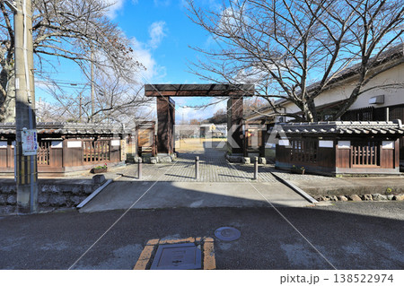 大和国　「高取城」城下町の様子と移築門 138522974