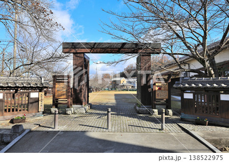 大和国　「高取城」城下町の様子と移築門 138522975