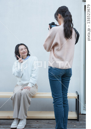 レトロ感のある縁側で母を撮る仲良し母娘のポートレート 138523679