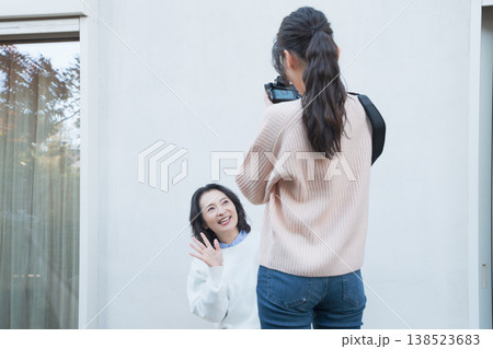 レトロ感のある縁側で母を撮る仲良し母娘のポートレート レトロ感のある縁側で母を撮る仲良し母娘のポートレート 138523683