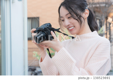 レトロ感のある縁側で母を撮る仲良し母娘のポートレート レトロ感のある縁側で母を撮る仲良し母娘のポートレート 138523691