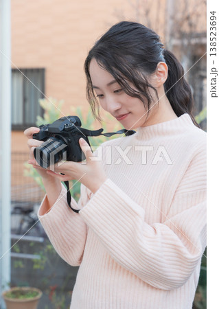 レトロ感のある縁側で母を撮る仲良し母娘のポートレート レトロ感のある縁側で母を撮る仲良し母娘のポートレート 138523694
